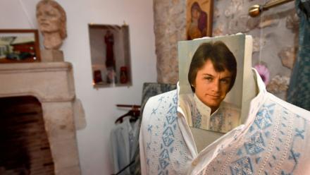 Une chemise portée par Claude François exposée dans sa maison-musée au Moulin de Dannemois où il a vécu de 1964 à 1978, à Dannemois dans l'Essonne