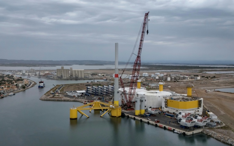 Vue aérienne d'une éolienne semi-achevée du parc pilote Eoliennes Flottantes du Golfe du Lion, en construction à Port-la-Nouvelle, près de Perpignan, le 2 juin 2025 dans l'Aude