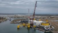 Vue aérienne d'une éolienne semi-achevée du parc pilote Eoliennes Flottantes du Golfe du Lion, en construction à Port-la-Nouvelle, près de Perpignan, le 2 juin 2025 dans l'Aude