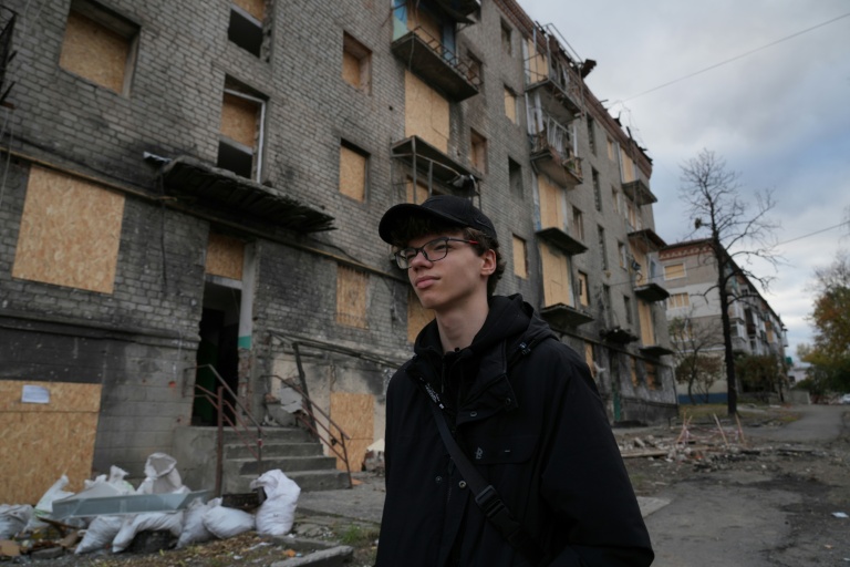 L'Ukrainien Bohdan Levchykov, 15 ans, à Balakliia dans la région de Kharkiv (est), le 13 octobre 2025