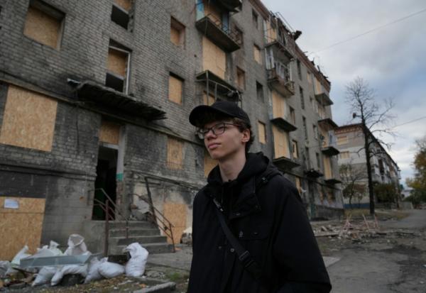 L'Ukrainien Bohdan Levchykov, 15 ans, à Balakliia dans la région de Kharkiv (est), le 13 octobre 2025