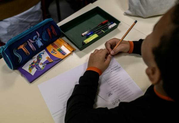 Les résultats des élèves français à l'enquête internationale Pisa de 2025 sont les plus bas jamais mesurés depuis la création de ce classement en 2000, mais la France se maintient dans la moyenne des pays de l'OCDE dans les trois matières évaluées