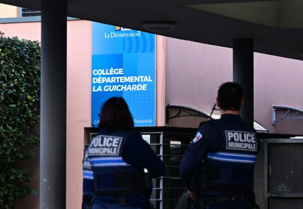 Des policiers municipaux devant le collège La Guicharde, le 3 février 2026 à Sanary-sur-Mer, dans le Var