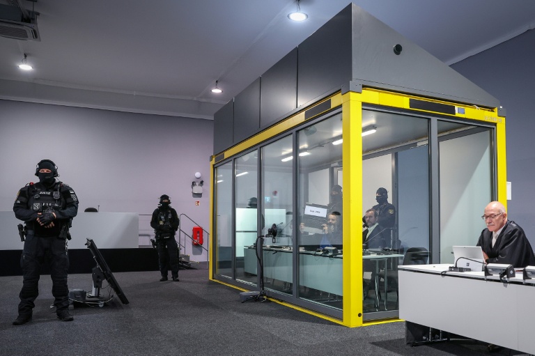 L'auteur présumé de l'attentat du marché de Noël à Magdebourg (est de l'Allemagne), le Saoudien islamophobe Taleb Jawad al-Abdulmohsen, brandit un ordinateur portable, dans un box vitré sécurisé, lors de son procès au tribunal, le 10 novembre 2025