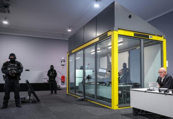 L'auteur présumé de l'attentat du marché de Noël à Magdebourg (est de l'Allemagne), le Saoudien islamophobe Taleb Jawad al-Abdulmohsen, brandit un ordinateur portable, dans un box vitré sécurisé, lors de son procès au tribunal, le 10 novembre 2025