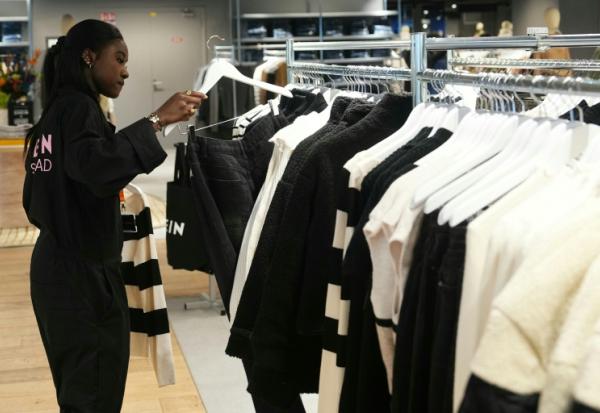 Une employée de Shein dans le premier magasin physique du géant de l'e-commerce asiatique installé au BHV à Paris, le 5 novembre 2025