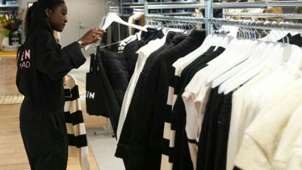 Une employée de Shein dans le premier magasin physique du géant de l'e-commerce asiatique installé au BHV à Paris, le 5 novembre 2025