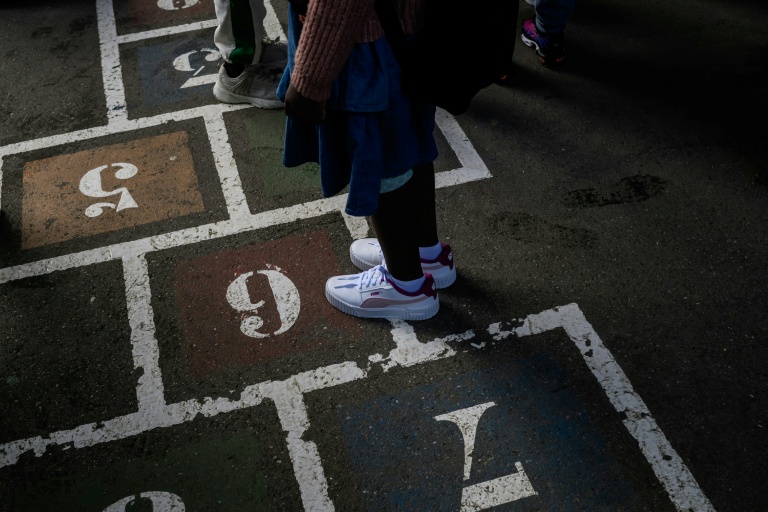 Un élève sur un jeu de marelle le jour de la rentrée 2025, le 1er septembre à Lyon