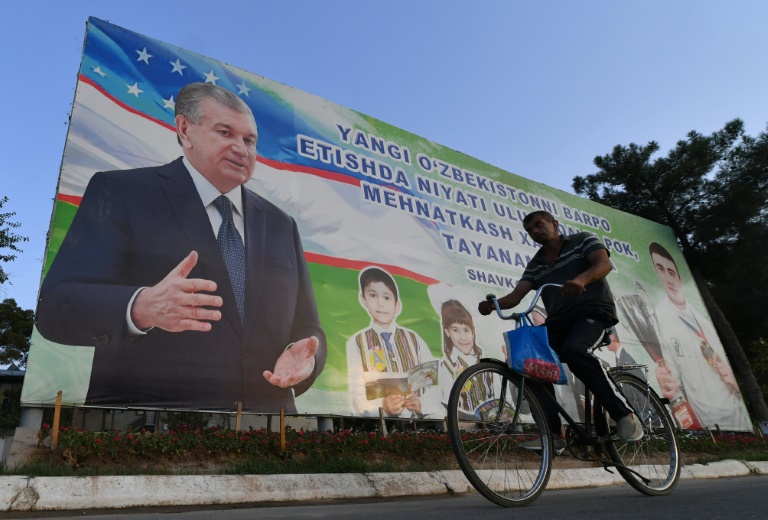 Affiche du président ouzbek Chavkat Mirzioïev à Termez, le 15 août 2025