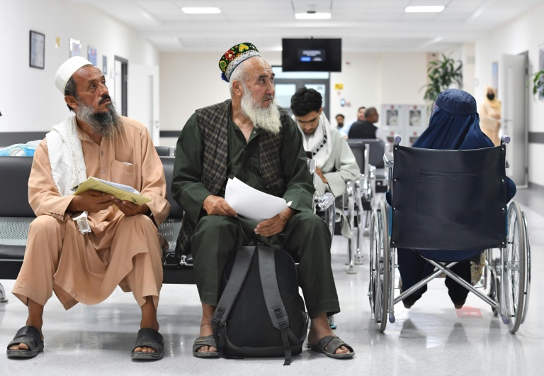 Afghans au centre médical et commercial d'Airitom en Ouzbékistan, le 16 août 2025