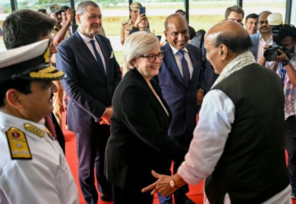 La ministre française des Armées Catherine Vautrin accueillie par son homologue indien Rajnath Singh juste pour l'inauguration de la première chaîne d'assemblage de l'hélicoptères H125 d'Airbus, le 17 février 2026 à Vemagal, près de Bangalore, en Inde
