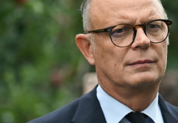 Le candidat Horizons à la présidentielle Edouard Philippe en visite dans un verger à Corzé, dans le Maine-et-Loire, le 17 septembre 2026