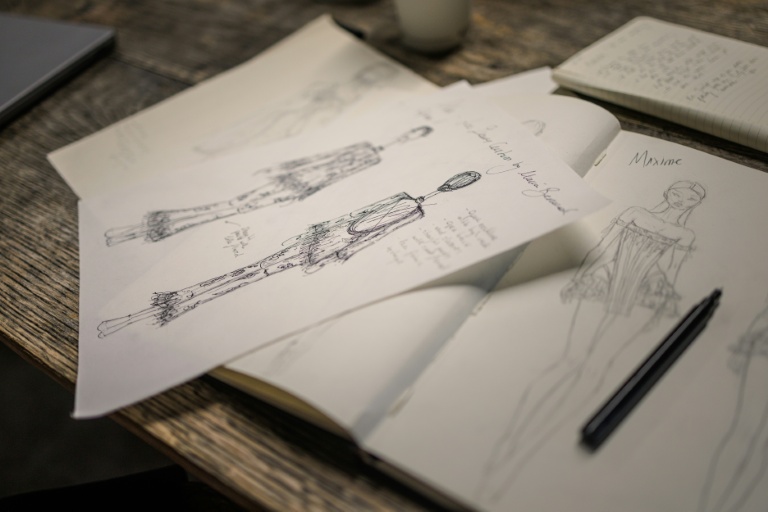 Des croquis de pièces de mode réalisés par la styliste espagnole Maria Bernad, fondatrice de l'atelier Les Fleurs Studio, le 5 mai 2026 à Paris
