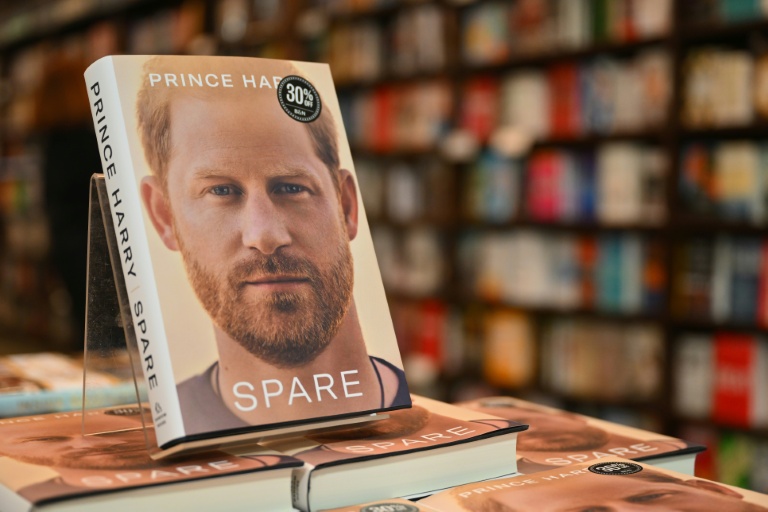 Des exemplaires du livre du prince Harry, duc de Sussex, dans une librairie Barnes & Noble, le 10 janvier 2023 à New York