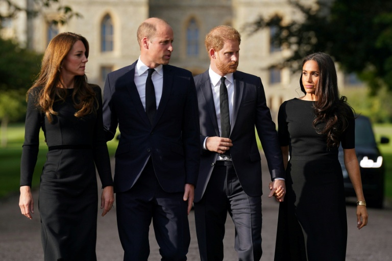 (g-d) Kate, princesse de Galles, le prince William, prince de Galles, le prince Harry, duc de Sussex, et Meghan, duchesse de Sussex, sur le Long Walk au château de Windsor, le 10 septembre 2022