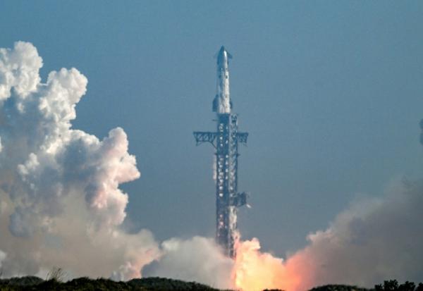 La fusée Starship 39 de SpaceX décolle de Starbase lors du 12e vol d’essai, vu depuis South Padre Island, au Texas, le 22 mai 2026