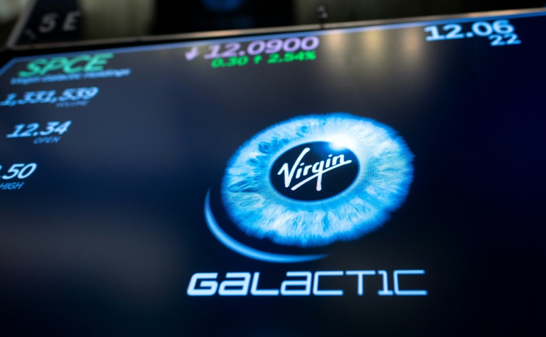 Le logo de Virgin Galactic au premier jour de cotation de la société à la Bourse de New York (NYSE), le 28 octobre 2019 à New York