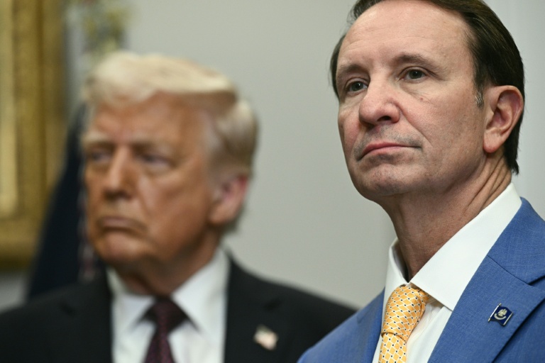 Le président américain Donald Trump (g) et le gouverneur de Louisiane, Jeff Landry, à la Maison Blanche, le 24 mars 2025 à Washington