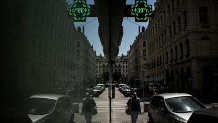 Le thermomètre d'une pharmacie affiche 39 degrés Celsius à Lyon le 26 mai 2026