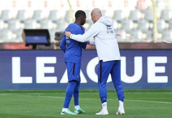 Zinédine Zidane discute avec Ousmane Dembélé, qi sera capitaine contre la Belgique, à l'entraînement des Bleus le 27 septembre 2026 au stade Roi-Baudouin à Bruxelles