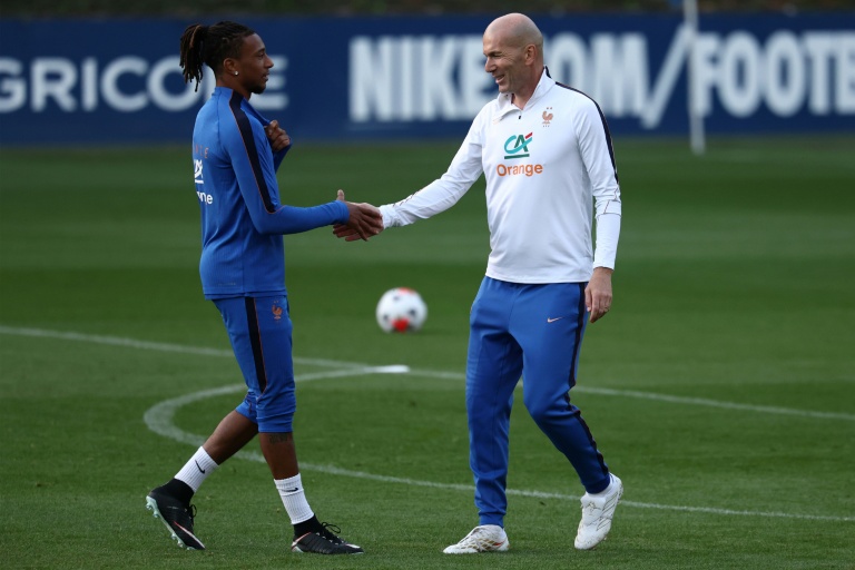 Le sélectionneur Zinédine Zidane avec  Michael Olise pour sa première séance d'entraînement à la tête des Bleus à Clairefontaine, le 21 septembre 2026