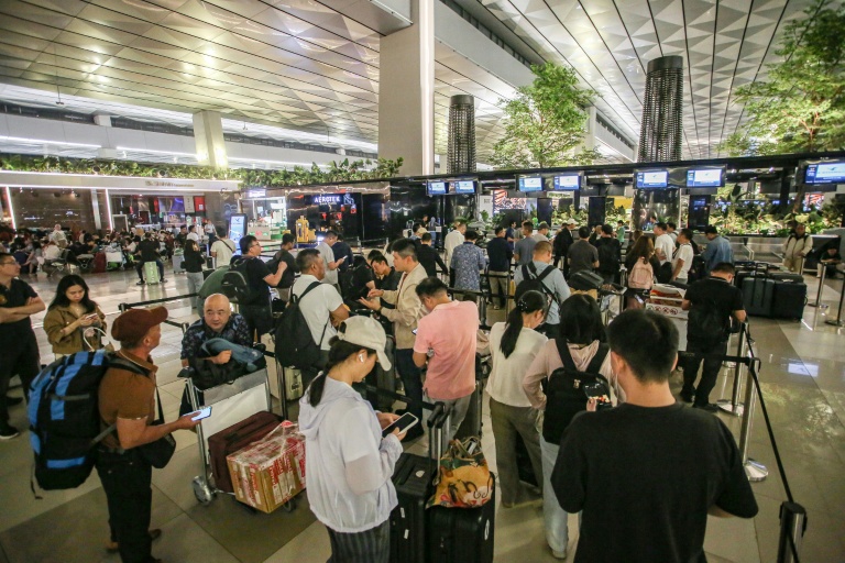 Des voyageurs bloqués par l'annulation des vols due à l'éruption du volcan Anak Krakatau, attendent au terminal de l'aéroport Soekarno-Hatta de Tangerang, le 6 septembre 2026 en Indonésie