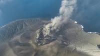 Photo aérienne, prise le 6 septembre 2026 et diffusée le 7 septembre 2026 par le Centre indonésien de volcanologie et d'atténuation des risques géologiques, montrant le volcan Anak Krakatau en éruption, dans province de Lampung, en Indonésie
