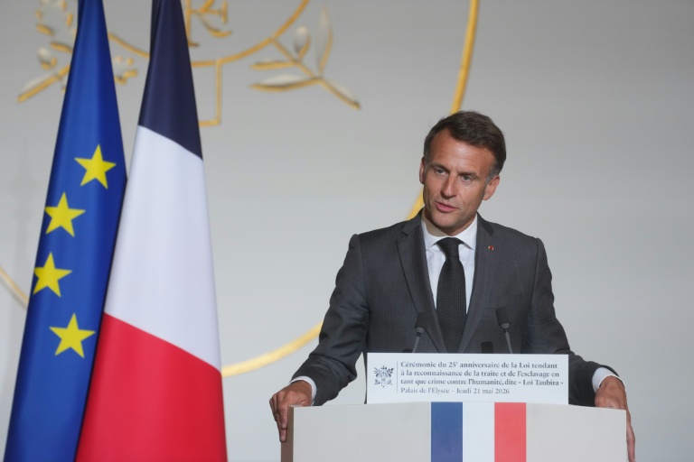 Le président Emmanuel Macron lors d'une cérémonie à l'Elysée marquant le 25e anniversaire de la loi reconnaissant la traite négrière et l'esclavage comme des crimes contre l'humanité, le 21 mai 2026 à Paris