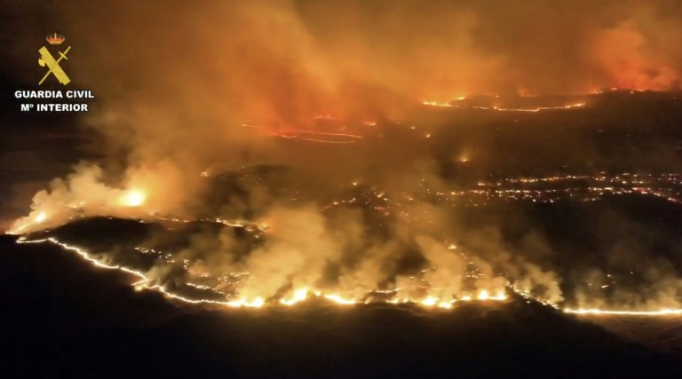 Cette capture d'écran, tirée d'une vidéo aérienne diffusée le 18 juillet 2026 par l'unité espagnole Pegaso de la Garde civile, montre les militaires luttant contre un gigantesque incendie de forêt dans la région de Cinco Villas, près de Saragosse, dans une zone peu peuplée de la région d'Aragon, au nord-est de l'Espagne