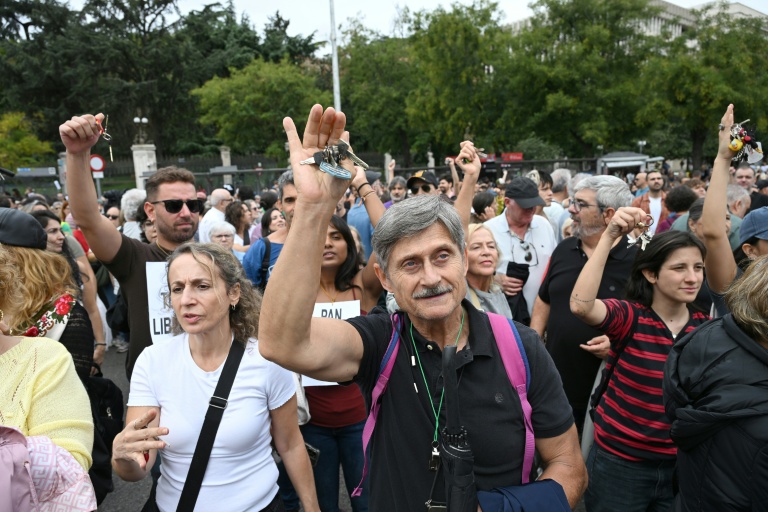 De manifestants brandissent des clés d'habitation lors d'un vaste défilé pour le droit au logement au lendemain du rejet par les députés d'une série de mesures présentées par le gouvernement, le 3 octobre 2026 à Madrid