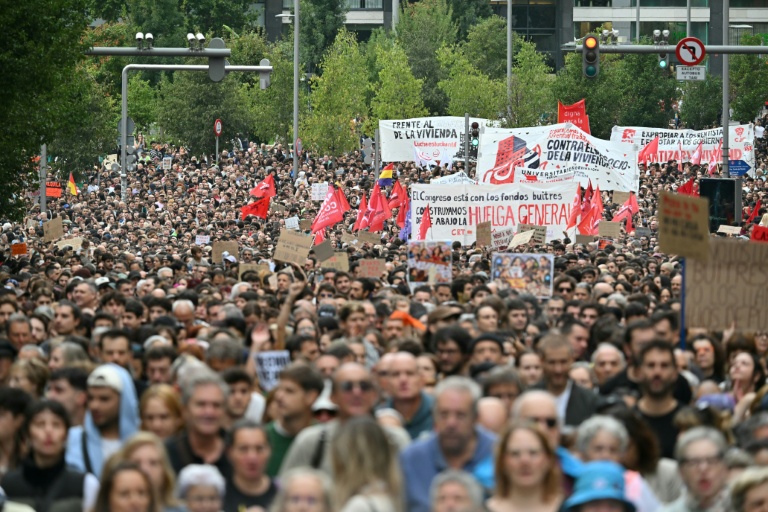 De manifestants défilent pour le droit au logement  au lendemain du rejet par les députés d'une série de mesures présentées par le gouvernement, le 3 octobre 2026 à Madrid