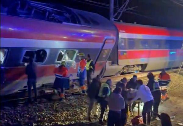 Cette capture vidéo tirée d'images publiées sur les réseaux sociaux et vérifiées par les équipes d'AFPTV à Madrid montre les secours à l'œuvre après un accident ferroviaire à Adamuz, dans le sud de l'Espagne, le 18 janvier 2026