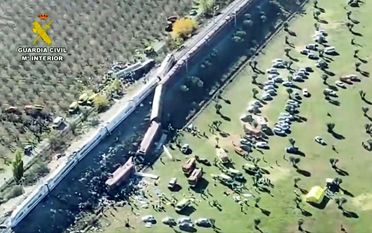 Image tirée d’une vidéo filmée et diffusée par la Garde civile espagnole montrant des secouristes sur les lieux d’une collision entre un train à grande vitesse Renfe AVE et un train Iryo, entre Urda et Los Yébenes, dans la province de Tolède,  le 28 octobre 2026 en Espagne