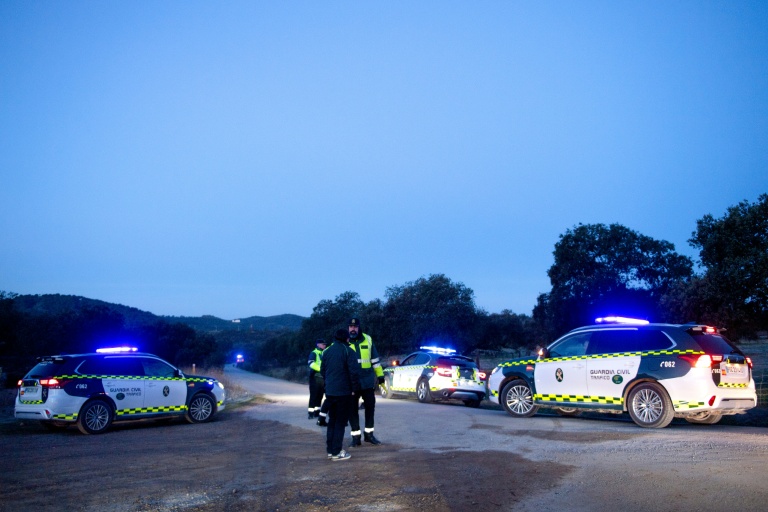 Des gardes civils espagnols contrôlent l'accès au site où un train à grande vitesse Iryo a déraillé, percuté par un autre train, à Adamuz, dans le sud de l'Espagne, le 19 janvier 2026