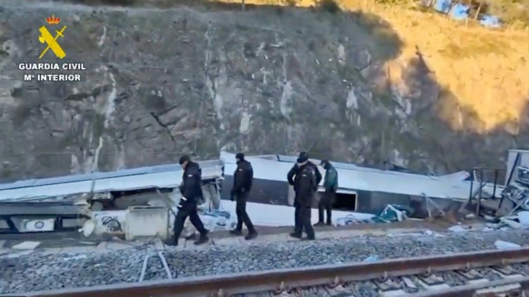 Image extraite d'une vidéo diffusée le 19 janvier 2026 par la Guardia Civil espagnole, montrant des secouristes sur le lieu du déraillement d'un train à grande vitesse Iryo, percuté par un autre train, à Adamuz, dans le sud de l'Espagne