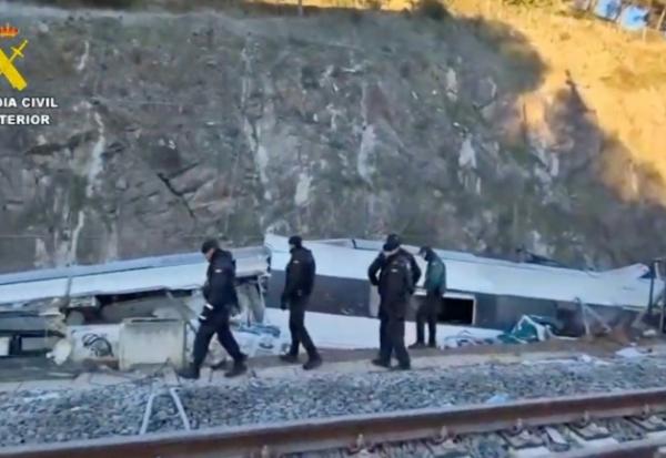 Image extraite d'une vidéo diffusée le 19 janvier 2026 par la Guardia Civil espagnole, montrant des secouristes sur le lieu du déraillement d'un train à grande vitesse Iryo, percuté par un autre train, à Adamuz, dans le sud de l'Espagne