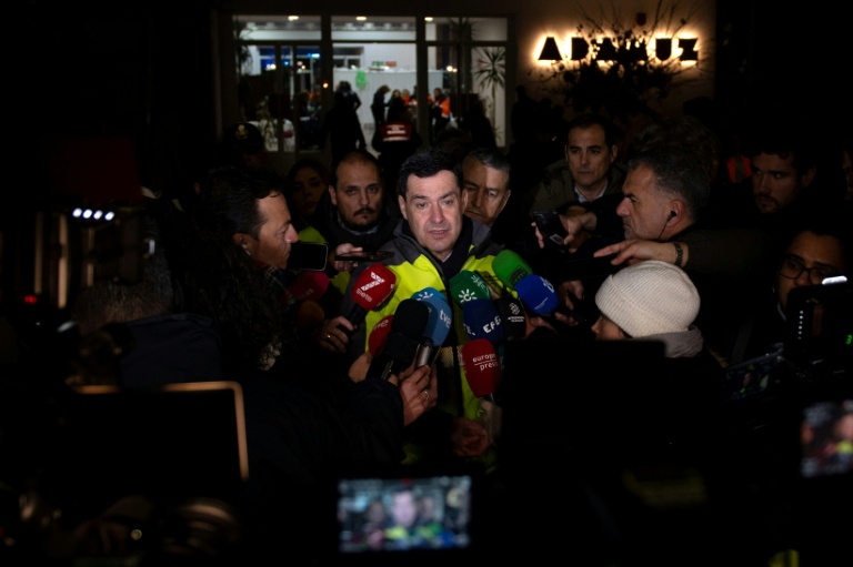 Juan Manuel Moreno Bonilla, président de la région d'Andalousie, parle à la presse après la collision meutrière de deux trains près d'Adamuz, dans le sud de l'Espagne, le 19 janvier 2026
