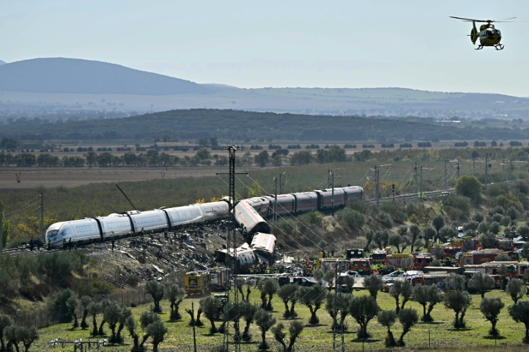 Des équipes de secours sur les lieux d’une collision entre deux trains à grande vitesse, le 28 octobre 2026 entre Urda et Los Yébenes, dans la province de Tolède, en Espagne