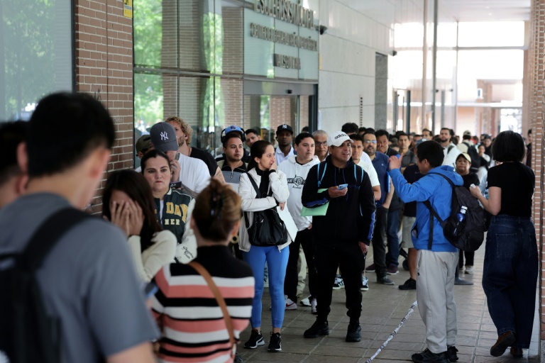 Des personnes font la queue pour entrer dans les locaux de la Commission espagnole d'aide aux réfugiés (CEAR) à Madrid, en Espagne, le 22 avril 2026