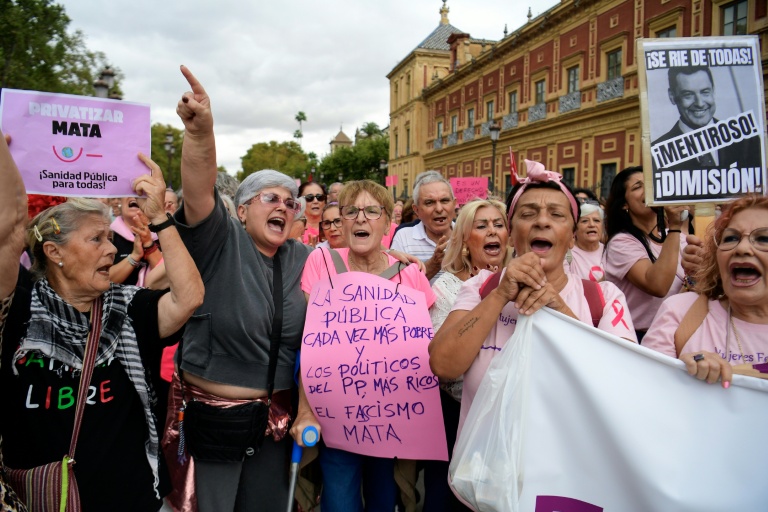 Des manifestants, dont une grande majorité de femmes, protestent contre la gestion des autorités régionales dans des retards de dépistage de cancer de sein, le 26 octobre 2025 à Séville