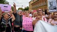 Des manifestants, dont une grande majorité de femmes, protestent contre la gestion des autorités régionales dans des retards de dépistage de cancer de sein, le 26 octobre 2025 à Séville