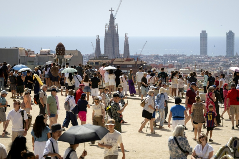 Des touristes visitent le parc Güell à Barcelone, le 20 juin 2026 en Espagne