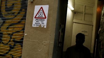 Une affichette "Danger ! Airbnb nuit gravement au quartier" collée sur la façade d'un immeuble à Barcelone, le 2 novembre 2018 