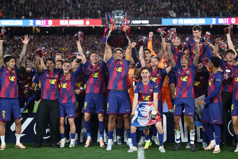 Les joueurs du FC Barcelone remportent leur 29e titre en Liga, après leur victoire dans le Clasico contre le Real Madrid, le 10 mai 2026 au Camp Nou
