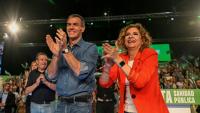 Le Premier ministre espagnol Pedro Sanchez (G) aux côtés de María Jesús Montero, candidate du Parti socialiste espagnol (PSOE) aux élections régionales en Andalousie, le 15 mai 2026 à Séville