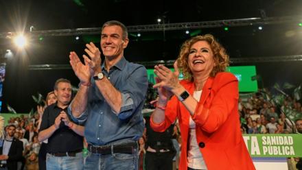 Le Premier ministre espagnol Pedro Sanchez (G) aux côtés de María Jesús Montero, candidate du Parti socialiste espagnol (PSOE) aux élections régionales en Andalousie, le 15 mai 2026 à Séville