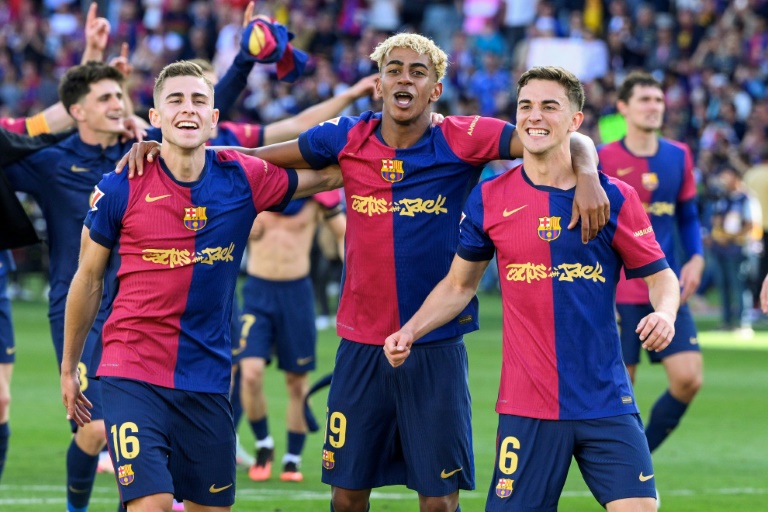 (de gauche à droite) Les joueurs du FC Barcelone Fermin Lopez, Lamine Yamal et Gavi célèbrent la victoire face au Real Madrid (4-3), lors de la 35e journée de Liga, à Barcelone, le 11 mai 2025