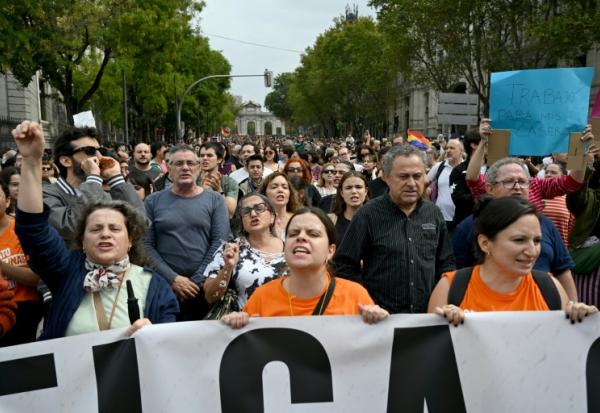 De manifestants défilent pour le droit au logement au lendemain du rejet par les députés d'une série de mesures présentées par le gouvernement, le 3 octobre 2026 à Madrid