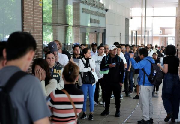 Des personnes font la queue pour entrer dans les locaux de la Commission espagnole d'aide aux réfugiés (CEAR) à Madrid, en Espagne, le 22 avril 2026