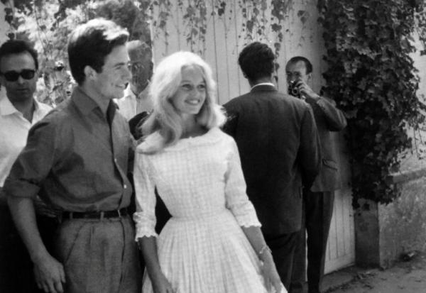 Brigitte Bardot et l'acteur français Jacques Charrier le jour de leur mariage à Louveciennes, le 18 juin 1959
